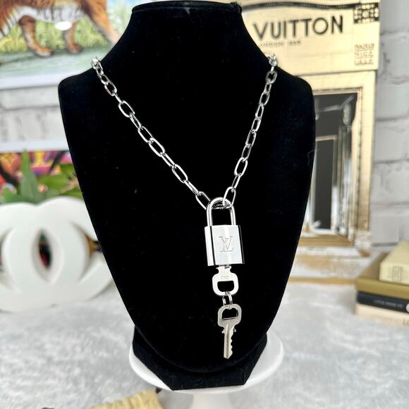 Louis Vuitton Silver Lock and 2 Keys #442 BRAND NEW comes with free chain too! - Picture 9 of 10